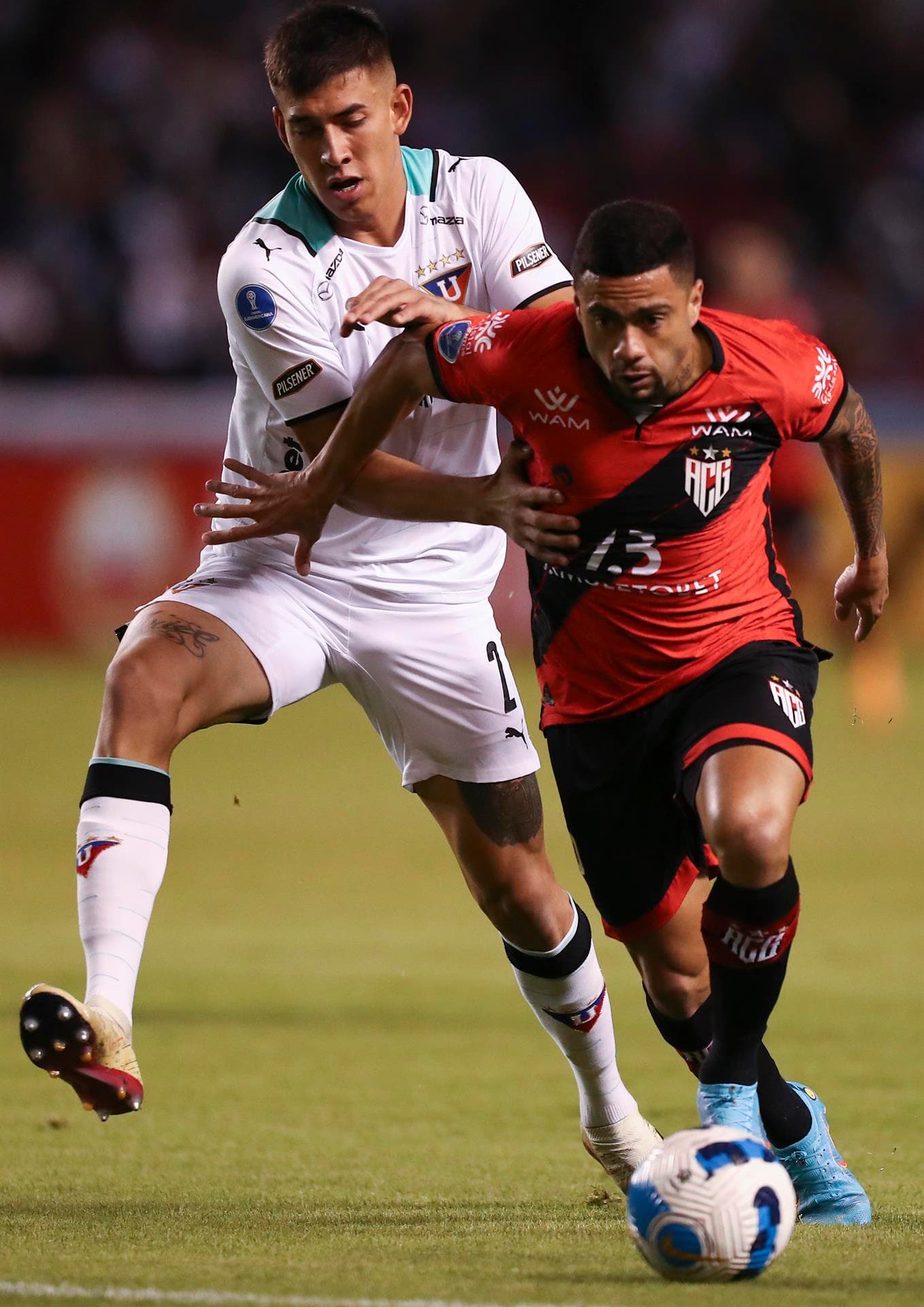 Zagueiro argentino também teve passagem pela LDU de Quito - José Jácome/EFE