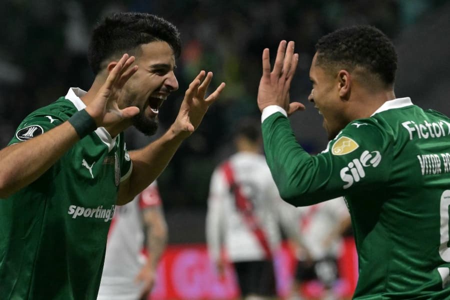 Flaco López e Vitor Roque comemoram gols pelo Palmeiras - Nelson ALMEIDA / AFP