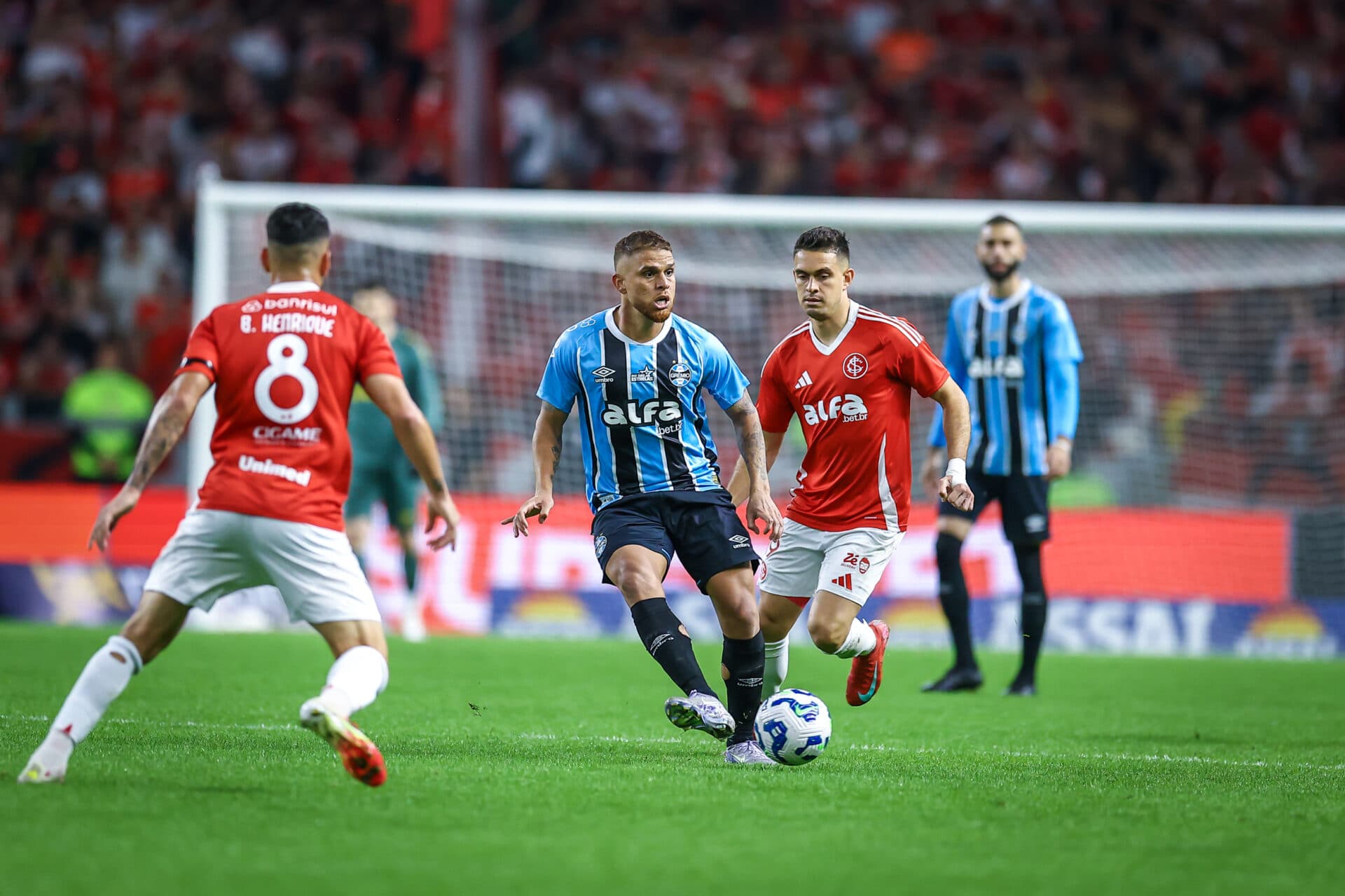 Grêmio vence o Inter em GreNal 448 no Beira-Rio - LUCAS UEBEL/GREMIO