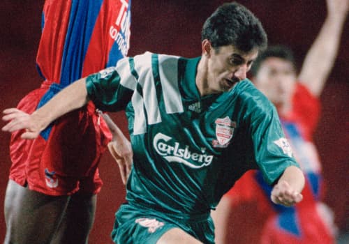 Liverpool com seu primeiro uniforme verde no início da década de 90 - Divulgação / Liverpool
