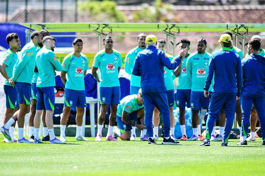 Ancelotti instrui jogadores na Granja antes do terceiro jogo a frente da seleção brasileira - Alexandre Battibugli/Placar