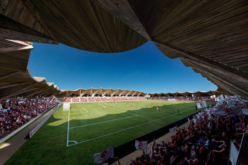 Fukushima United com o projeto de estádio feito de madeira - Divulgação / Vuild