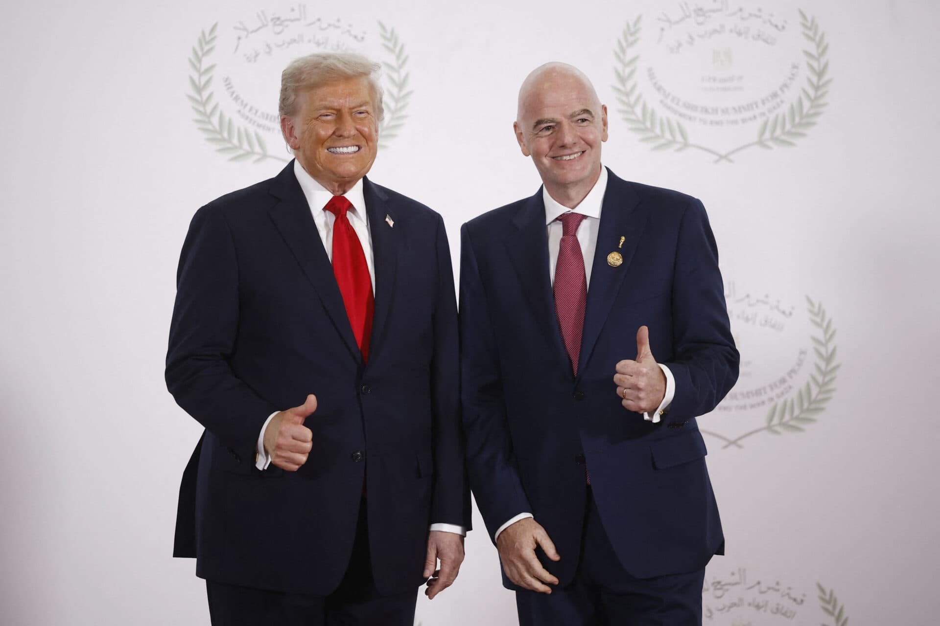 Gianni Infantino, presidente da Fifa, ao lado de Donald Trump, presidente dos Estados Unidos, em evento em Gaza - Yoan Valat/AFP