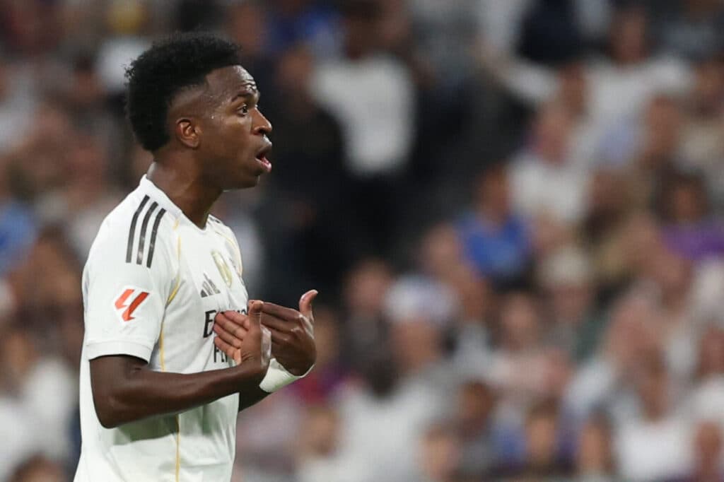 Vini Jr. fica irritado com substituição no clássico contra o Barcelona - Oscar DEL POZO / AFP