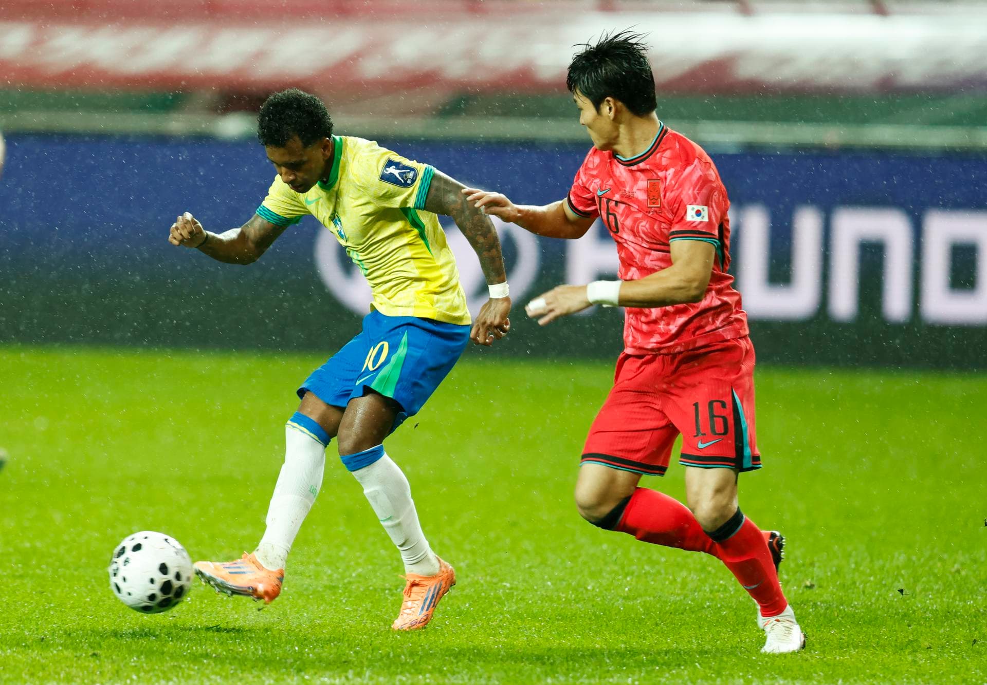 Rodrygo marcou duas vezes na goleada por 5 a 0 diante dos sul-coreanos - Jeon Heon-Kyun/EFE