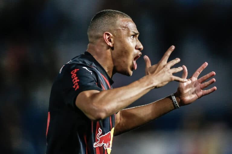 RB Bragantino atropela, afunda Vitória e se livra de queda
