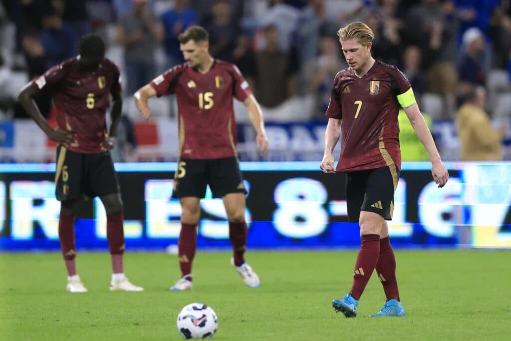 Bélgica de De Bruyne corre o risco de disputar a repescagem europeia - EFE/EPA/GUILLAUME HORCAJUELO
