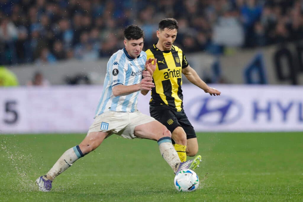 Nardoni divide bola em jogo de Libertadores contra o Peñarol - EFE/ Demian Alday