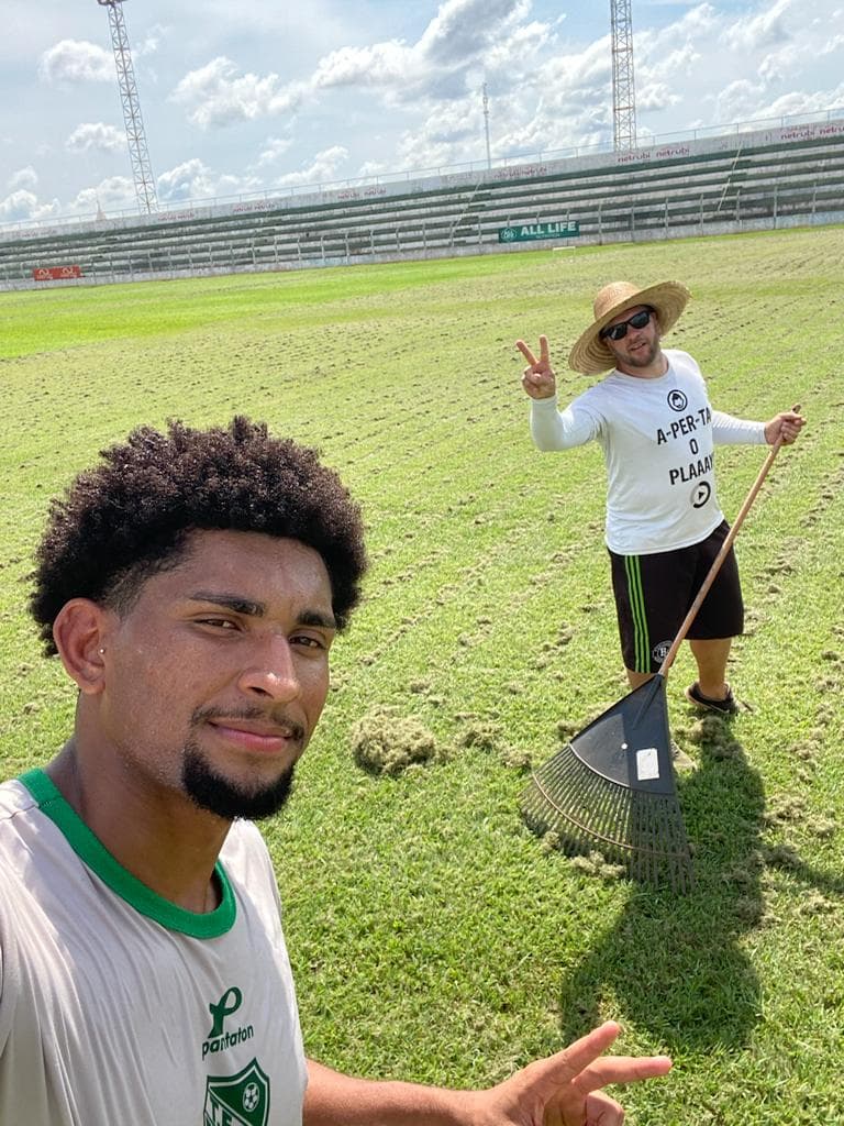Zaqueo (de chapéu) cuidando do gramado do estádio Alberto Victolo - Arquivo pessoal