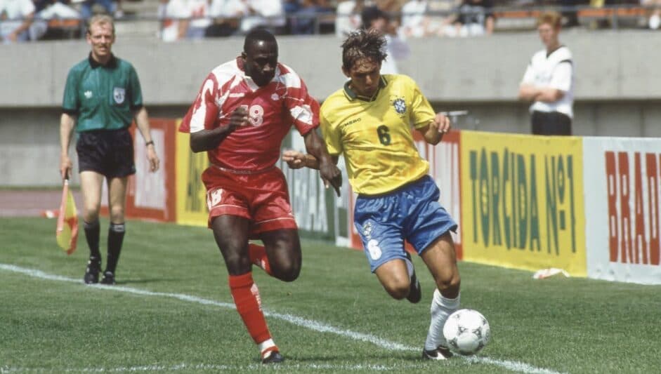 Branco disputa bola em jogo contra Canadá, em 1994 - Acervo PLACAR