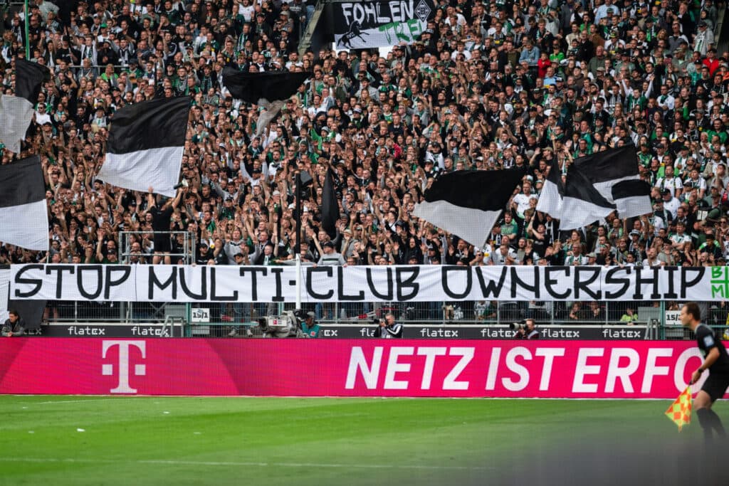Protesto da torcida do Borussia Mönchengladbach em jogo contra o RB Leipzig - Marius Becker / Getty Images