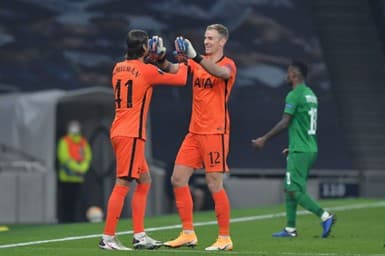 Alfie Whiteman substituindo Joe Hart em sua única aparição pelo time profissional do Tottenham, em 2021 (Vincent Mignott/Getty Images)