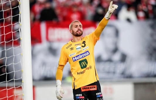Whiteman defendendo o Degerfors, da Suécia, onde atuou em 34 partidas (Instagram/Reprodução)