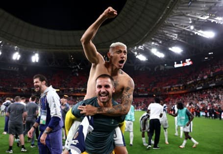 Alfie Whiteman comemorando junto com o brasileiro Richarlison o título da Liga Europa sobre o Manchester United, em maio deste ano (Alex Pantling/UEFA)