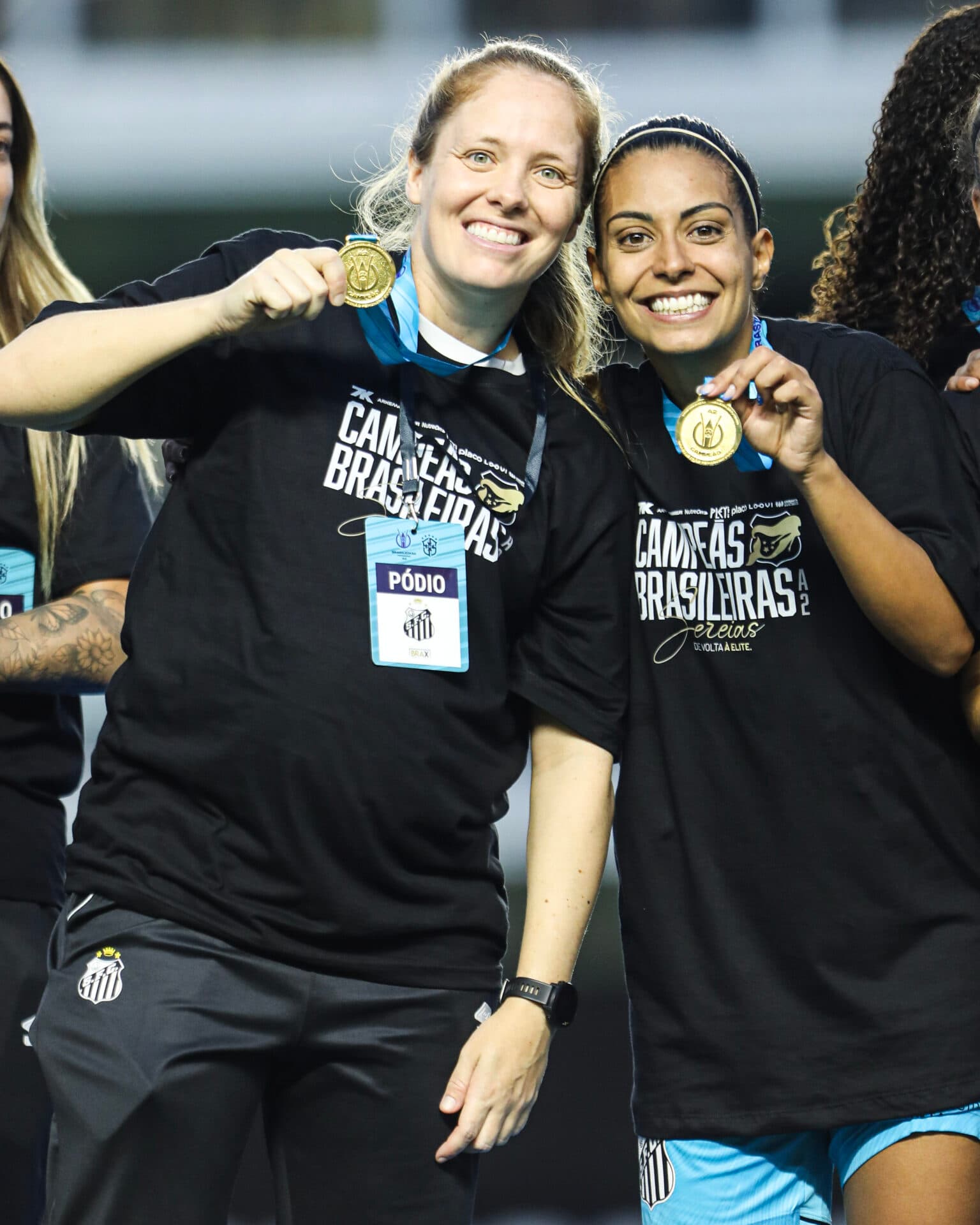 Na comemoração do título da Série A2 do Brasileirão, sem poder jogar, um ano depois da dolorosa queda - Reinaldo Campos/Santos FC
