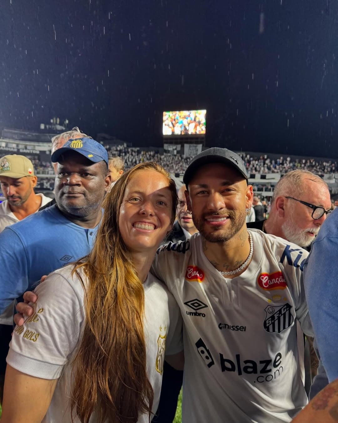 Ao lado de Neymar, na festa de retorno do jogador ao clube em fevereiro deste ano - Reprodução