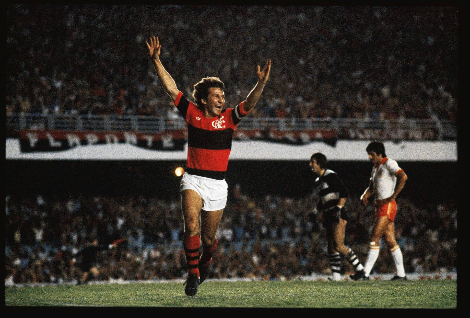 Zico, do Flamengo, comemorando gol contra o Cobreloa, do Chile, na Final da Libertadores 1981 - ACERVO/PLACAR