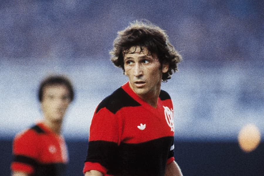 Zico, do Flamengo, durante jogo contra o Vasco pelo Carioca - ACERVO/PLACAR
