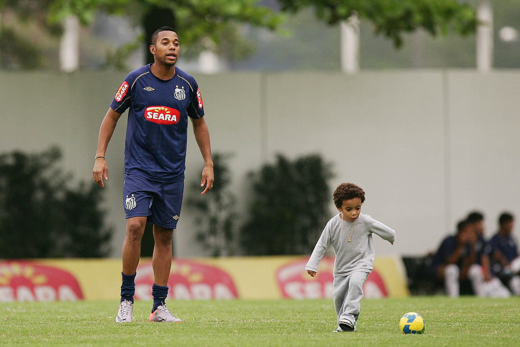 Juninho e o pai em 2010, durante a segunda pssagem de Robinho pela Vila - Ricardo Saibun/Santos FC