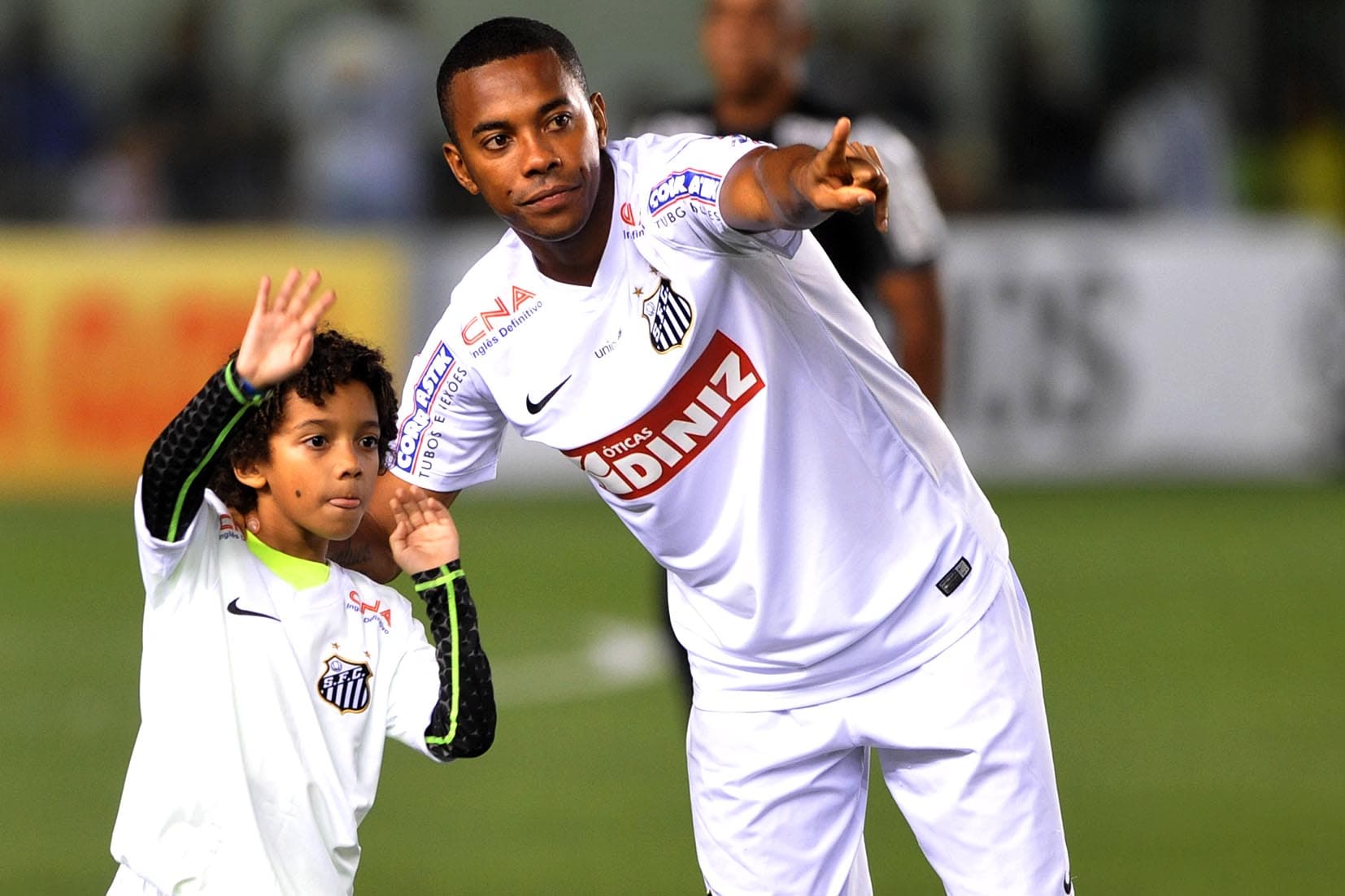 Com o pai, na Vila, durante um jogo do Santos em 2014 - Ricardo Saibun/Santos FC
