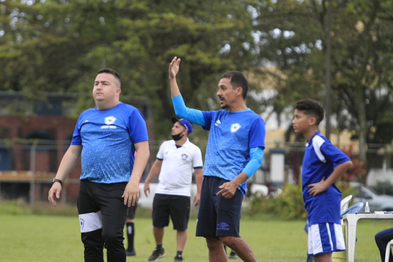 No Portuários, antigo clube formador do pai, sob cuidados de seu principal técnico na base, RobsonFernandes de Oliveira - Arquivo pessoal