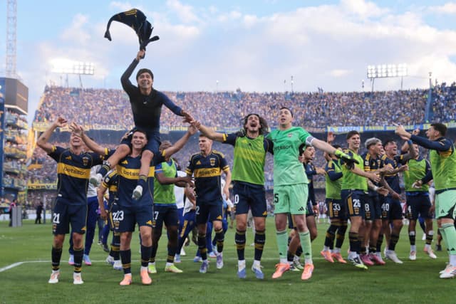 Boca vence clássico, se garante na Libertadores e complica River