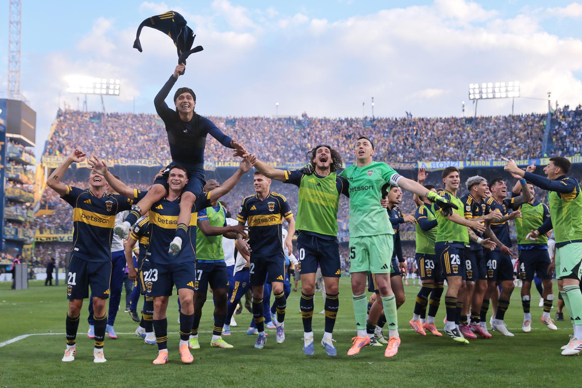 Boca vence clássico, se garante na Libertadores e complica River