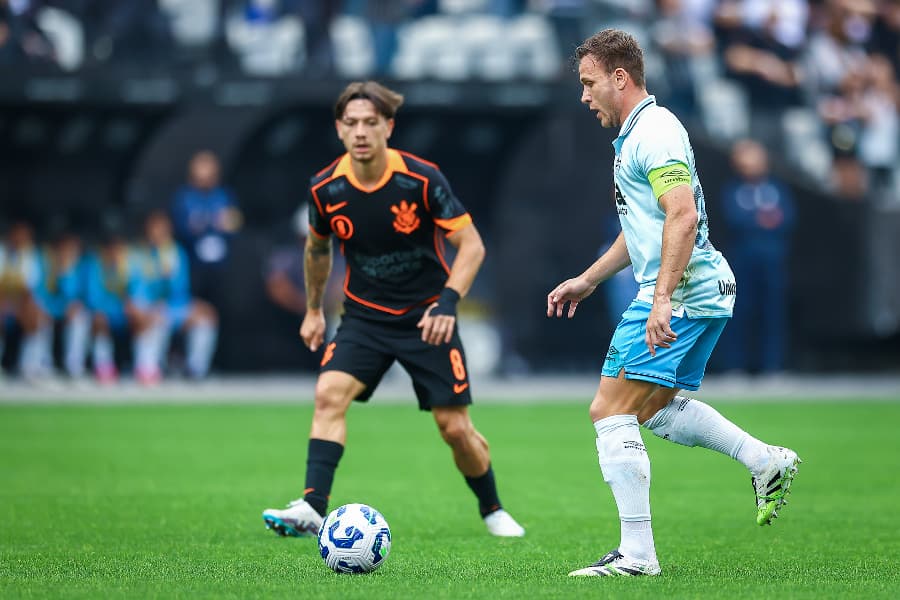 Garro e Arthur durante Corinthians x Grêmio na Neo Química Arena - LUCAS UEBEL/DIVULGAÇÃO/GRÊMIO