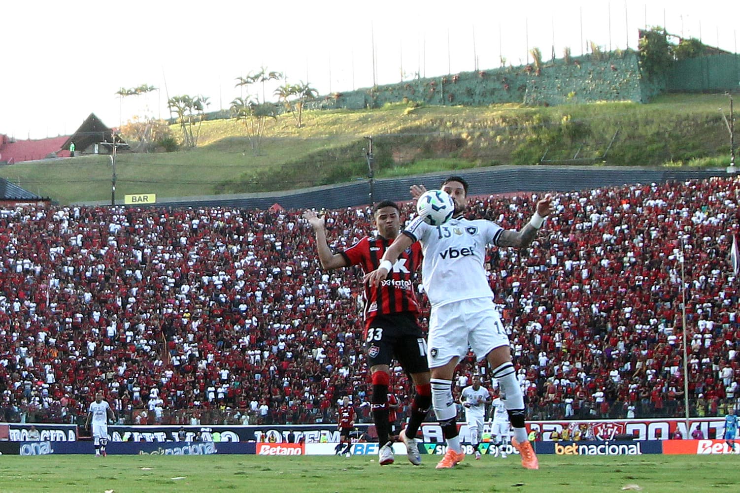 Vitória vence Mirassol, bate recorde de público e respira fora do Z4