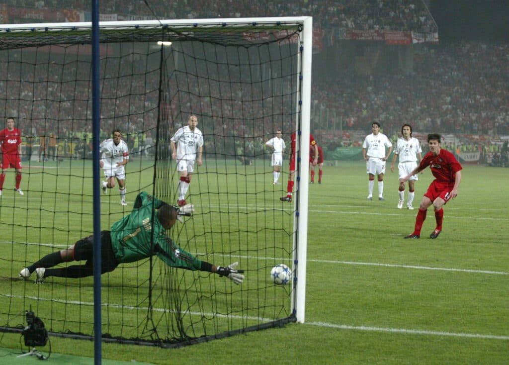 Xabi Alonso foi campeão pelo Liverpool em final histórica da Champions contra o Milan, em Istambul - EFE/TOLGA BOZOGLU