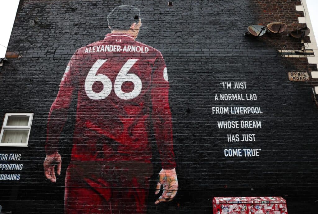 Mural em Liverpool homenageia Arnold, mas já foi vandalizado - EFE/EPA/ADAM VAUGHAN