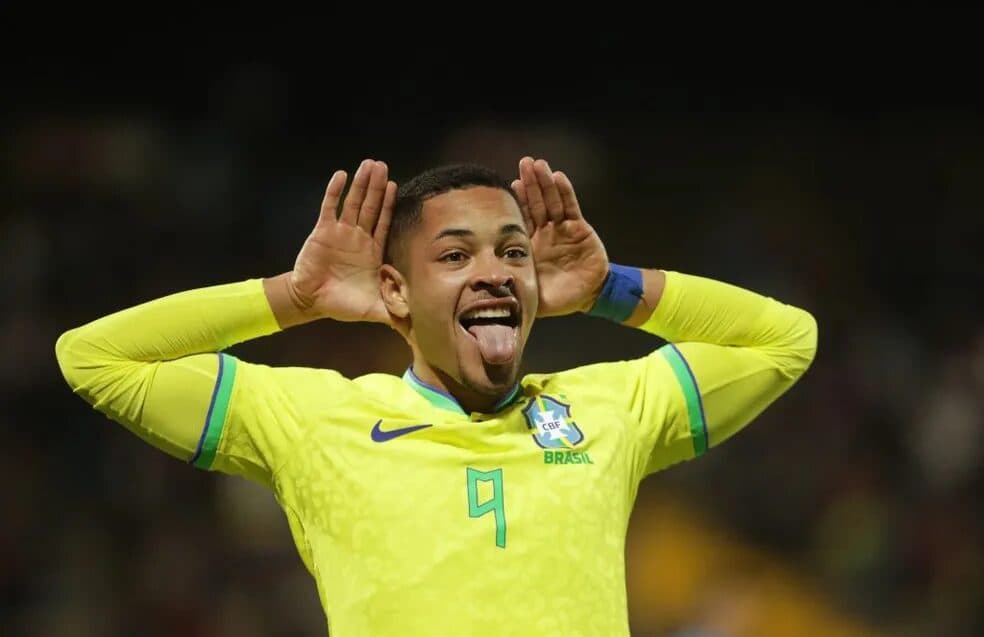 Vitor Roque bateu marca de Ronaldo e se tornou o mais jovem a estrear pelo Brasil - Juan Pablo Pino/AFP via Getty Images