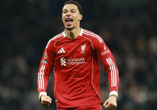 Liverpool castiga erros, vence Tottenham e cola no G4