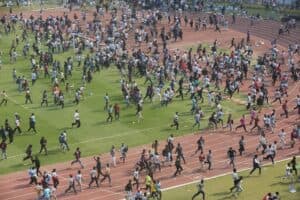 Torcedores indianos ficaram revoltados e destroiram estádio durante evento de Lionel Messi, em Calcutá - Piyal Adhikary/EFE
