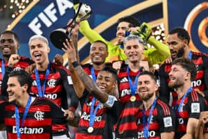 Flamengo venceu a semifinal do Mundial de Clubes, a Challenger Cup, e levantou mais um troféu - NOUSHAD THEKKAYIL/EFE
