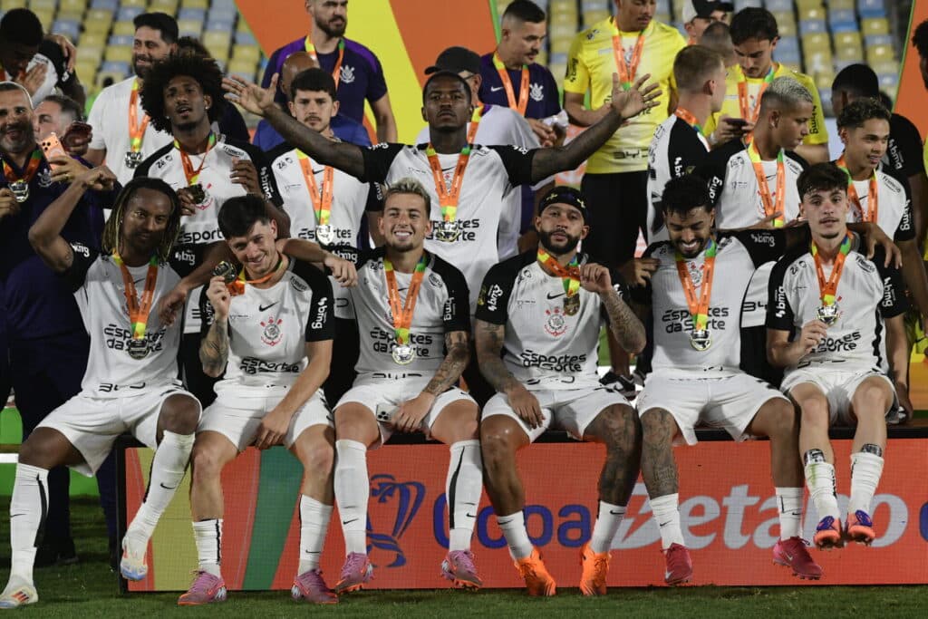 Corintianos exibem a medalha de campeão da Copa do Brasil - Alexandre Battibugli/PLACAR