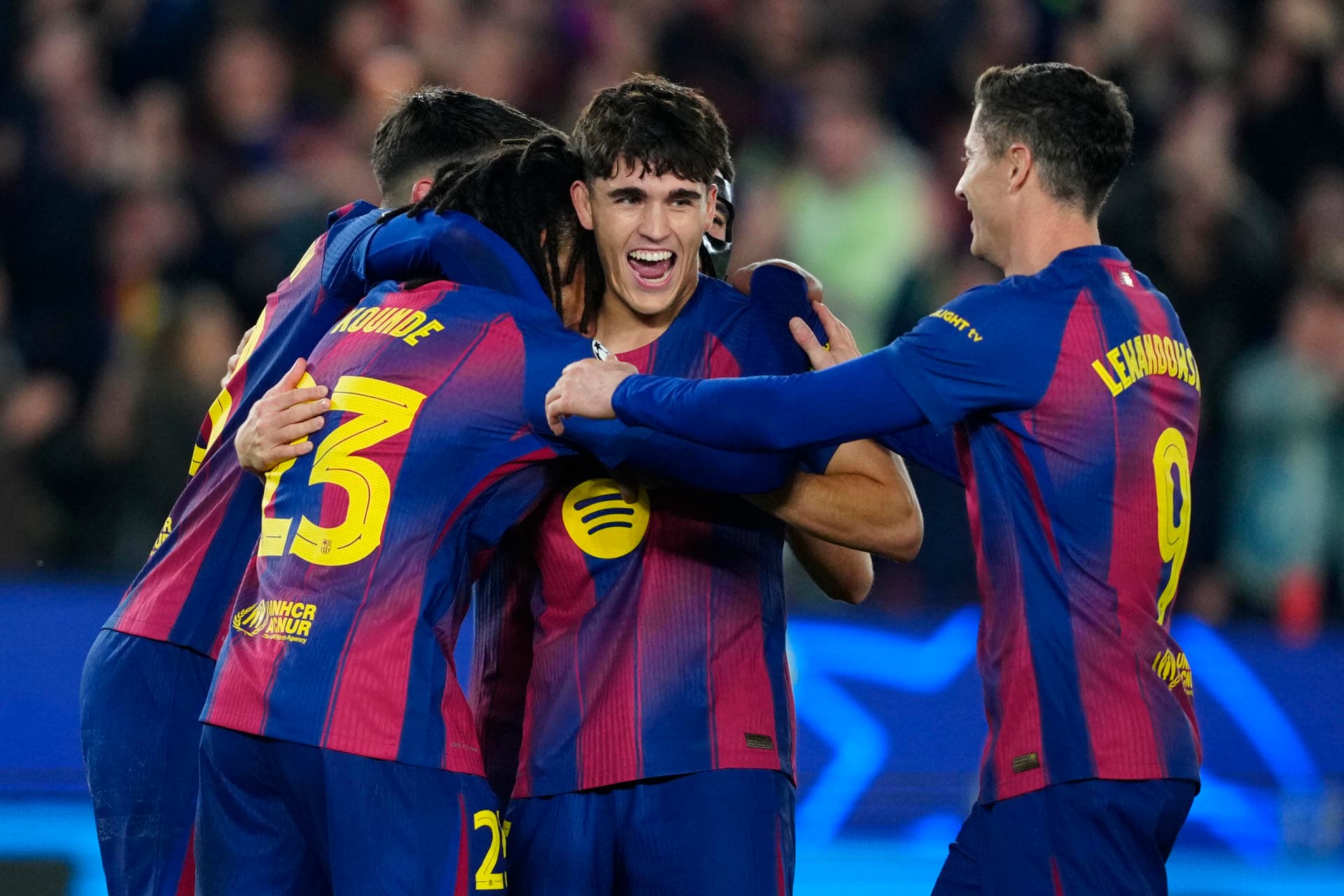 Barcelona vira sobre o Eintracht Frankfurt e respira na Champions