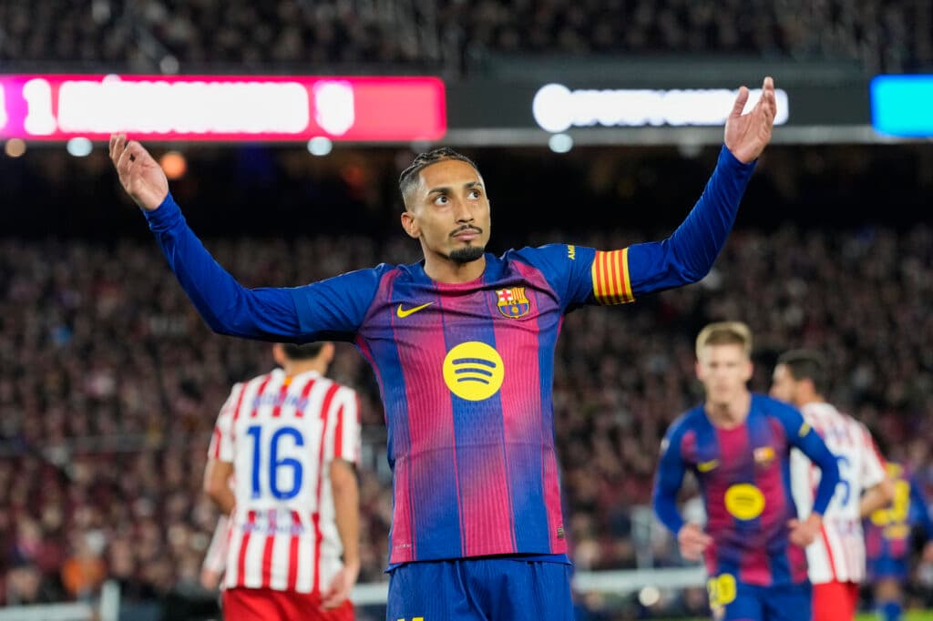 Ferran Torres brilha com hat-trick, Barcelona vence guerra de oito gols contra o Betis e dispara na liderança
