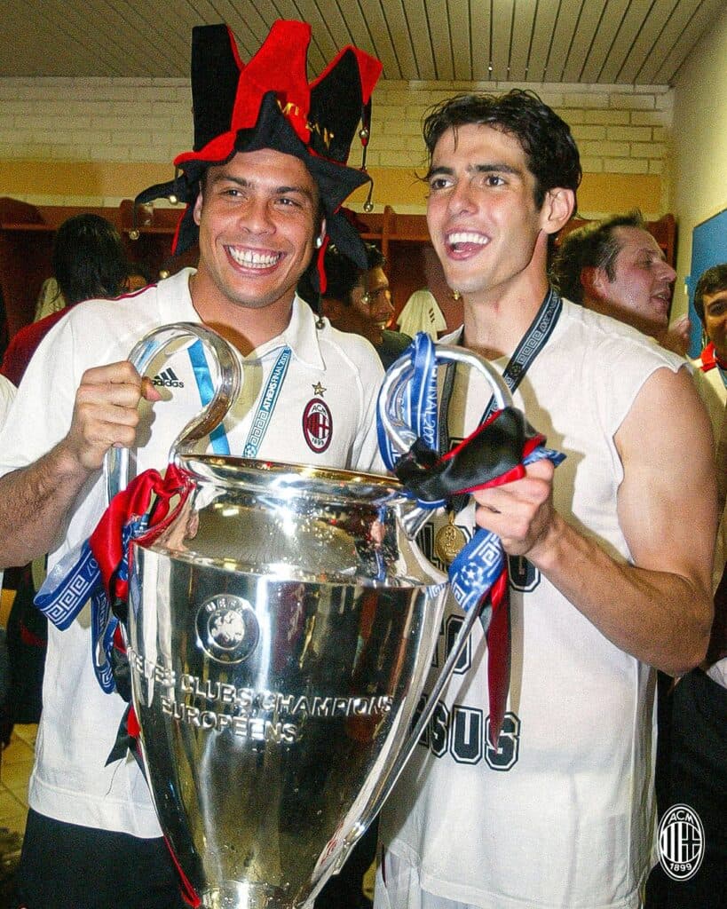 Ronaldo e Kaká, com a taça da Champions de 2007 - Milan/Divulgação