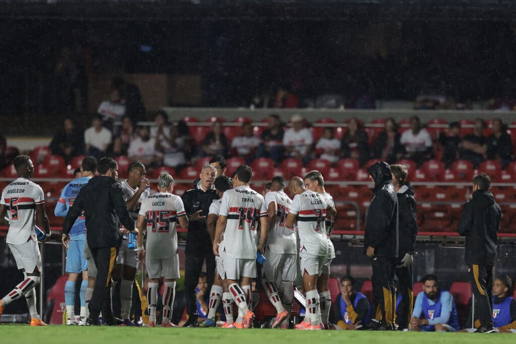 Crespo orienta o time na primeira vitória tricolor no Paulistão - Rubens Chiri e Paulo Pinto/ Sao Paulo
