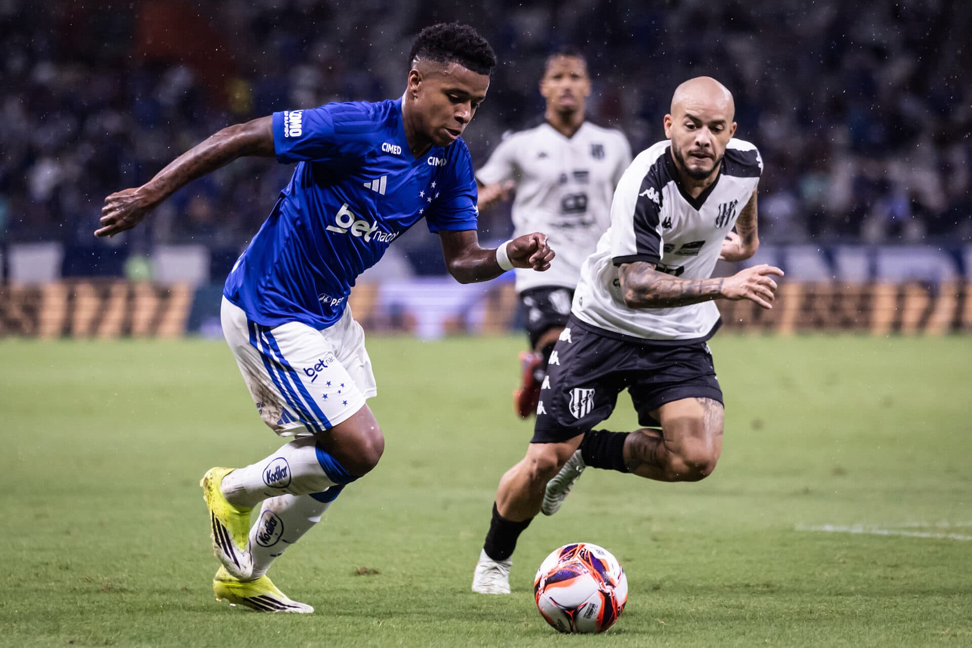 Falha defensiva e paredão rival estragam estreia de Gerson no Cruzeiro