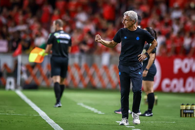 Luís Castro, técnico do Grêmio, pede desculpas por fala com conotação racista