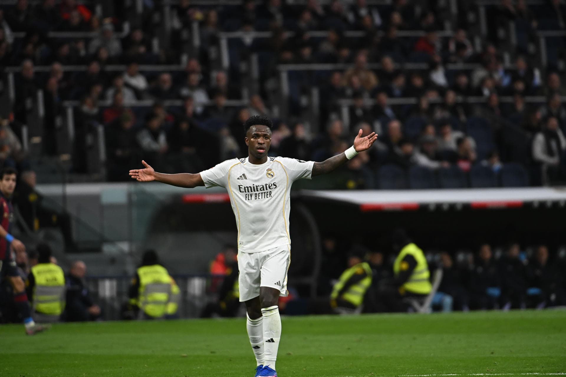 Torcida do Real vaia Vini Jr. e Mbappé contra o Alavés