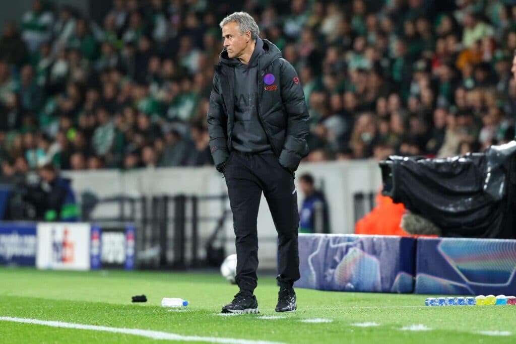 Luís Enrique à beira do campo em PSG x Sporting pela Champions - EFE/EPA/ANTONIO COTRIM