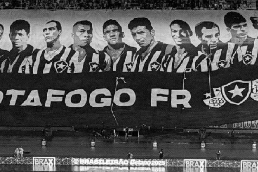 Bandeira de ídolos do Botafogo no Nilton Santos - movnacag/Instagram