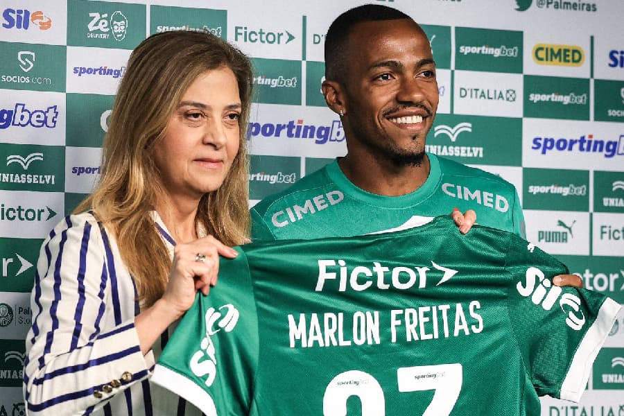Marlon Freitas com a camisa 27 ao lado da presidente Leila Pereira - Divulgação/Palmeiras