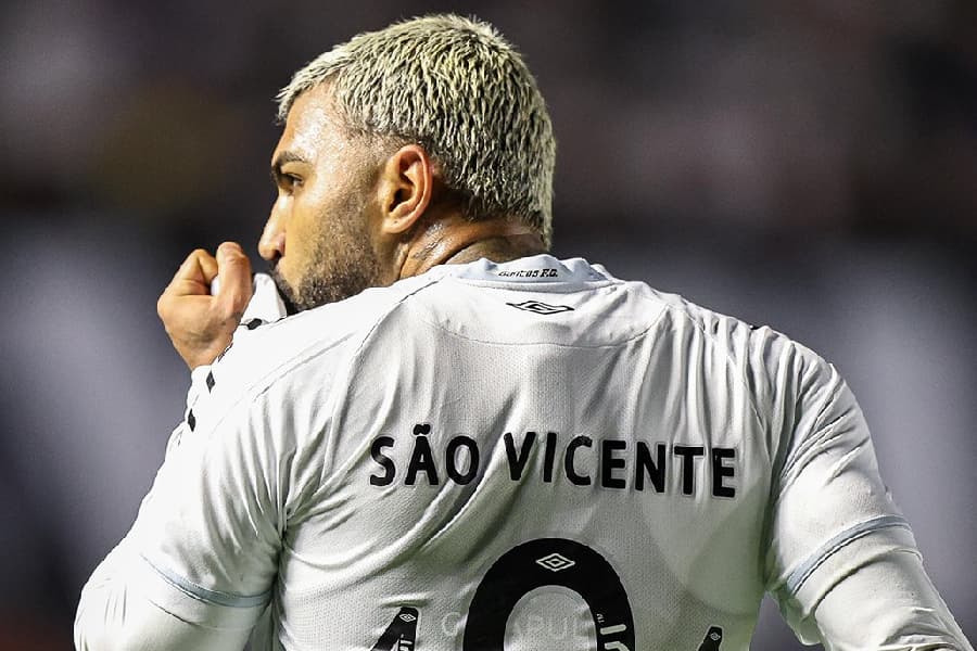 Gabigol marca no fim e Santos arranca empate contra o Corinthians