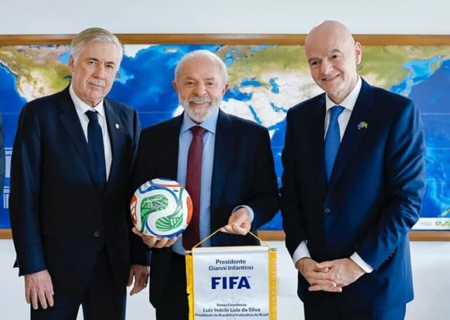 Lula ‘convida’ Ancelotti a treinar o Corinthians após a Copa