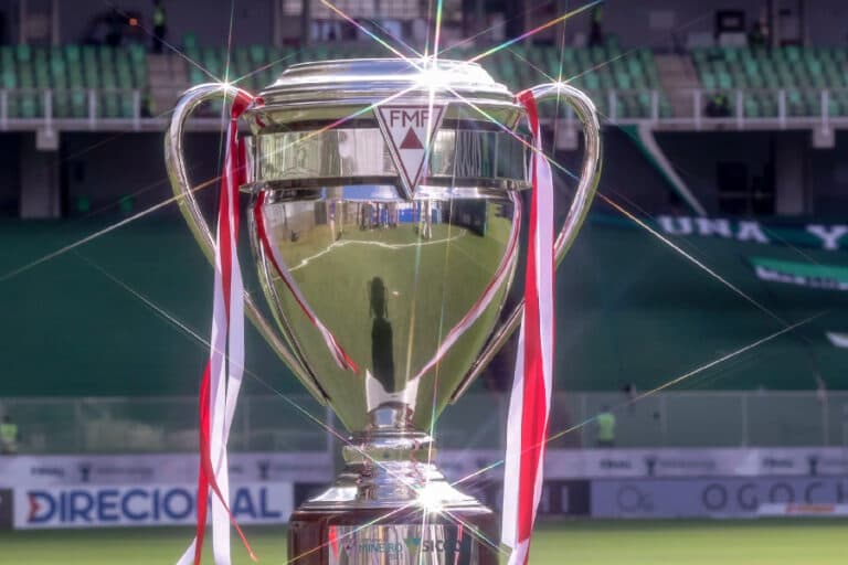 América-MG supera expulsão rival, vence Democrata-GV e mantém 100% no Mineiro