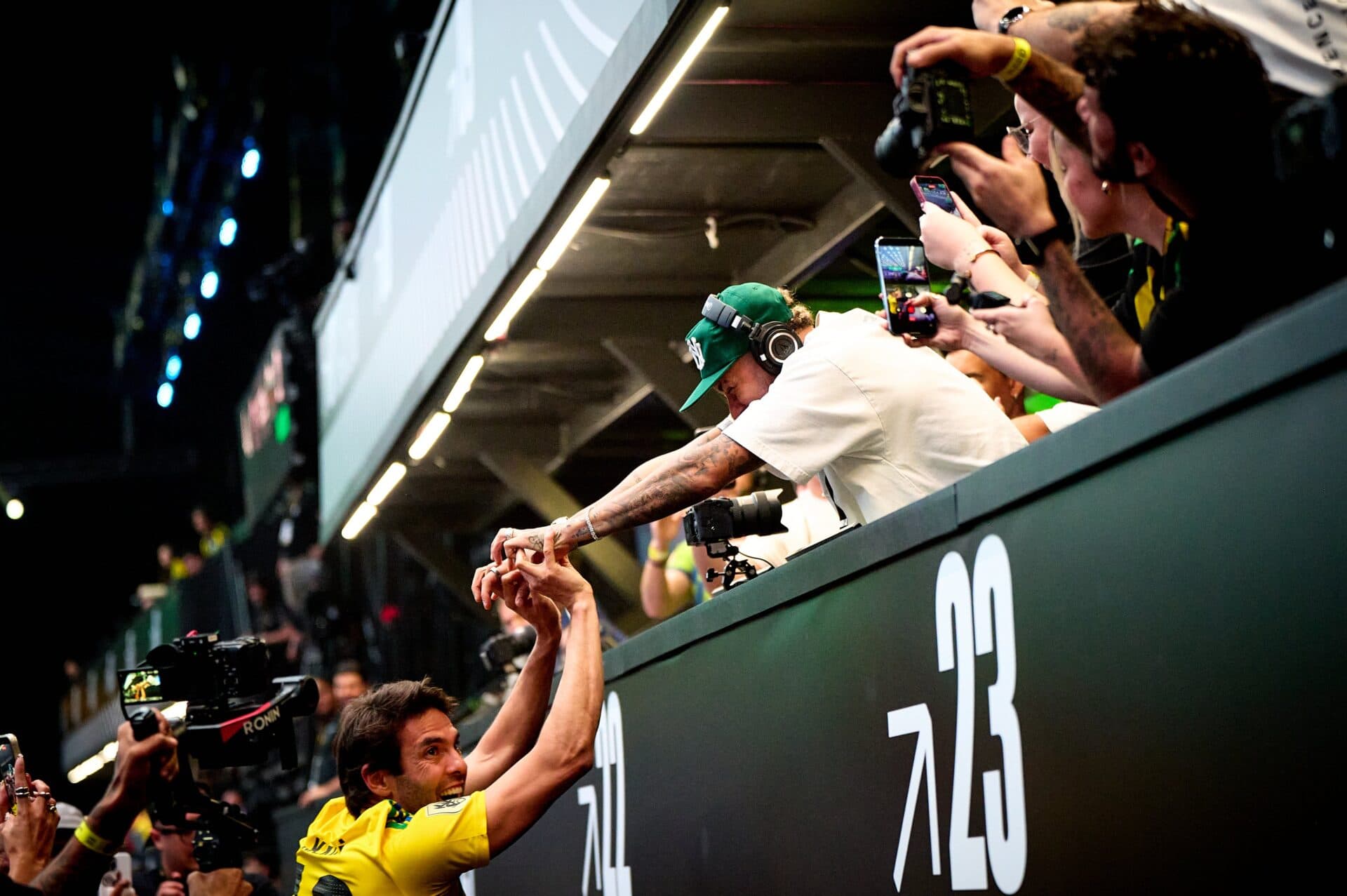 Kaká cumprimenta Neymar após